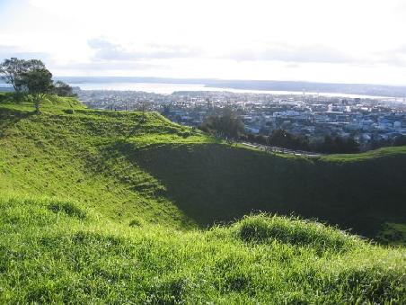 Der mit sattem Gruen bewachsene Krater von Mount Eden aus der Naehe
Le cratere du Mt Eden (Volcan eteint)