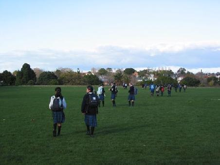 Schulschluss in Auckland um 15:00 Uhr
Sortie de classe vers 15:00