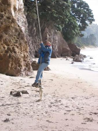 An einem Strand von Hahei schwingt sich die Sarah ueber die Fluten
Un petit peu de balancaoire sur une plage de Hahei