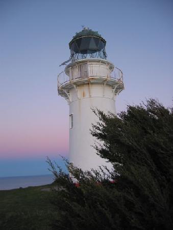 Wir sind puenktlich zum Sonnenuntergang am oestlichste Leuchtturm der Welt am Cape East angelangt
Le phare de l'East Cape est le plus a l'est du monde (si l'on considere la limitation international au milieu du pacifique)
