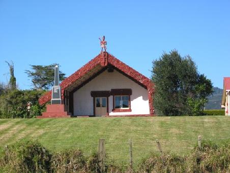 Versammlungs- und Gemeinschaftshaus der Maori (Marae auf Maori)
Salle commune (Marae) des Maoris de Te Kaha
