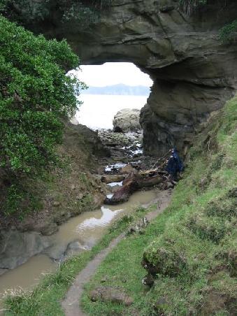 Eine der natuerlichen Hoehlen
Une ouverture naturelle de la falaise sur la mer