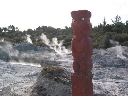 Im Hell's Gate: Es brodelt, kocht und zischt an allen Ecken und stinkt ebenfalls hoellisch
A Hell's Gate, paysage presque lunaire avec les vapeurs de l'enfer en plus