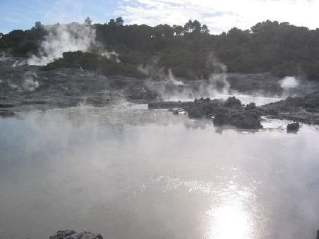 Einer der sehr heissen Seen im Hell's Gate, ein bisschen wie auf dem Mond wirkt es
Un des bassins d'eau chaude de Hell's Gate