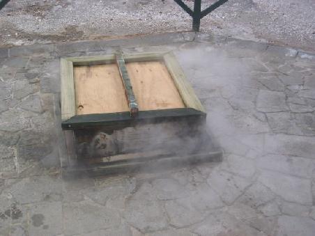 Hier kochen die Maori ihr Essen im heissen Dampf der Erde. Besser als jede Mikrowelle
Le four a vapeur des Maoris, directement dans le sol en utilisant la vapeur des sources d'eau chaude. Un poulet congele cuit ici en 1 heure !