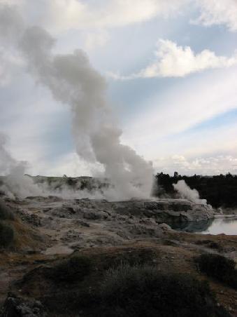 Der Grossvater aller Geysire, der Pohutu (ist Maori und heisst soviel wie "grosser Spritzer")
Le Geyser du village de Whaka, Pohutu.