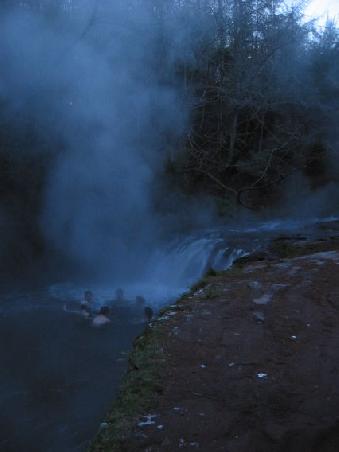 Im Kerosene Creek, da ist das Thermalbaden noch kostenlos, allerdings baden die Guardia-Bakterien leider auch mit
Le riviere de Kerosene Creek, gratuite, mais avec risque de meningite