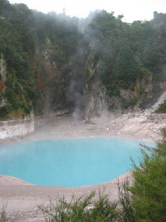 Der Inferno Crater mit seinem blauen Wasser blubbert vor sich hin
Le cratere Inferno avec son magnifique bleu turquoise