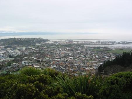 Blick ueber Nelson vom geographischen Mittelpunkt Neuseelands
Vue sur Nelson depuis "le Centre de la NZ"