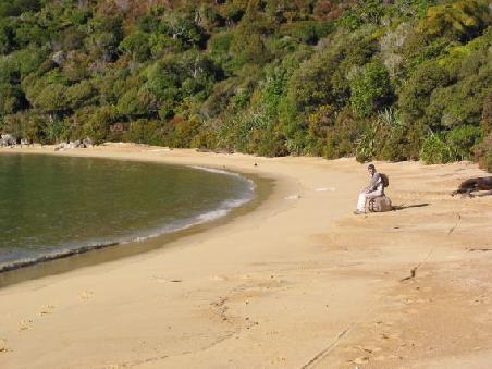 Echt nix los im Abel Tasman im Winter, hier der nette Te Pukatea-Strand mit rastendem Michael (Sonnentanz heute nicht notwendig, daher reine Strand-Rast!)