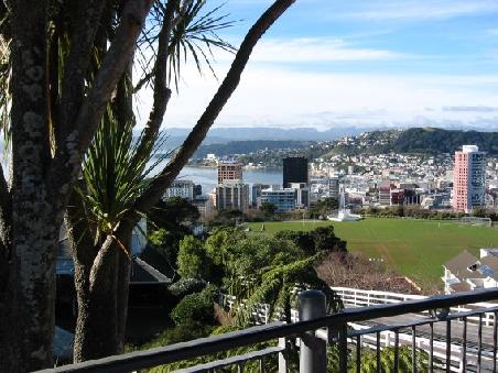 Blick ueber Wellington von der Bergstation des Cable Car aus
Vue sur Wellington depuis la derniere station du Funeculaire