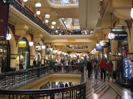 ... ist innen ein sehr grosses Shopping-Zentrum.
Vue de l'interieur
