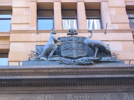Wappentiere Australiens, Kaenguruh und Emu ueber dem Eingang der Bank of Australia
L'enseigne de la Banque d'Australie avec son kangourou et son autruche
