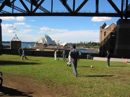 Die Brueckenarbeiter vertreiben sich die Mittagspause bei einem Fussballmatch unter der Harbour Bridge. Wir sehen das 4:2.
Les travailleurs du pont en match de foot pendant la pause dejeuner