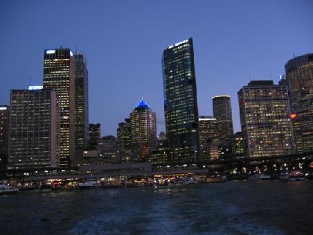 Die Skyline in der Daemmerung von der Hafenfaehre aus betrachtet
La skyline juste apres le coucher du soleil