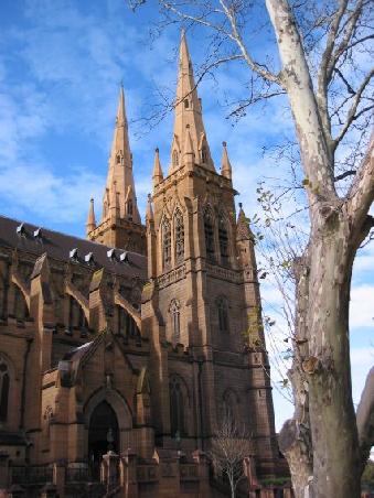 ... unter anderem gehts an der schoenen Saint Marys Cathedral vorbei
La Cathedrale de St Mary