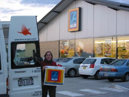 Ein echter Aussi-Aldi. Wird jetzt bald auch in Australien ueberall Geiz geil sein??? Wir wissen es nicht, beladen aber das Campervan mit einer Extraportion lebenswichtigen Goldbaeren made in germany aus dem Sonderangebot...
Et oui, Aldi est aussi en Australie. Nous en profitons notamment pour faire reserve de Haribo