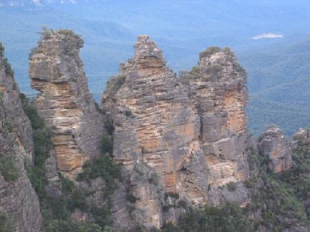 Die Three-Sisters, die Namensgebung basiert auf einer Aborigine-Sage und der Ort hat wichtige spirituelle Bedeutung fuer die Aborigines
Les rochers des Trois-Soeurs, dont le nom est base sur une legende aborigene