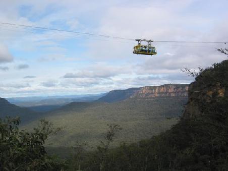 Eine (sehr kurze) Seilbahn faehrt fuer einen Blick von oben ueber die Wasserfaelle
Un (tres court) teleferique que l'on peut prendre ppur avoir une meilleure vue des chutes d'eau