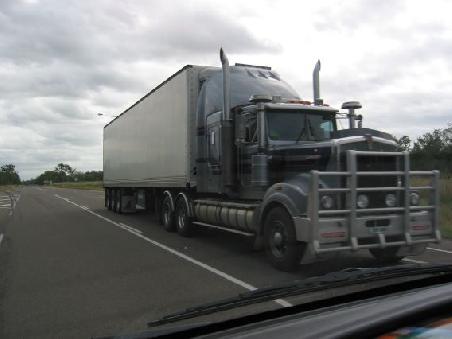"Kaenguruh-Killer": Dicke Brummis auf Australiens Highways. Dieser ist noch recht klein gegenueber den bis zu 50m langen Roadtrucks im Outback. Bahn frei, ich komme!
"Kangourou-Killer": de nombreux gros camions circulent sur les routes australiennes. Celui-ci est plutot petit en comparaison des Camion-train en outback