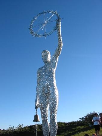 Den oestlichsten Punkt Australiens kennzeichnet dieser nette Herr in Silber. Wer will kann es hier auch mal so richtig laeuten lassen, sodass die Kiwis drueben aus dem Bett fallen
Le point le plus a l'est de l'Australie est marque par cette figure en argent. On peut aussi y faire sonne la cloche...pour reveiller les Kiwis de l'autre cote.