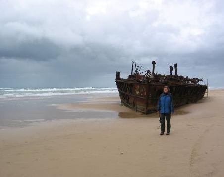 Das Maheno-Wrack auf der 75 Mile Beach. Eine Frage der Zeit bis die alte Rostlaube wieder vom Meer geholt wird. Entsorgung? Gibts scheinbar nicht!
L'epave de Maheno sur la plage de 75 Miles (c'est son nom). Seulement une question de temps avant que l'epave ne soit rapellee a la mer.
