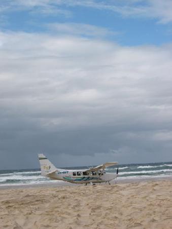 Wir sehen den Fraser Island International Airport am 75 Mile Beach. Gestartet und gelandet wird direkt vom Strand.
Vue sur l'aeroport international de Fraser Island sur le plage de 75 miles. Decollage et atterissage directement de la plage, entre les 4X4.