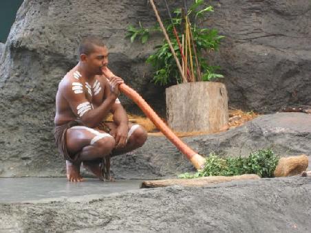 Ein Aborigine blaest sein Didgeridoo
Un aborigene faisant une demonstration de Didgeridoo