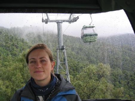 Mit der Gondel hoch ueber dem tropischen Regenwald
En telepherique au dessus de la foret tropicale