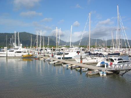 Der Hafen von Cairns mit Regenwaldkulisse im Hintergrund
Le port de Cairns avec les montagnes recouvertes de foret tropicale en arriere plan