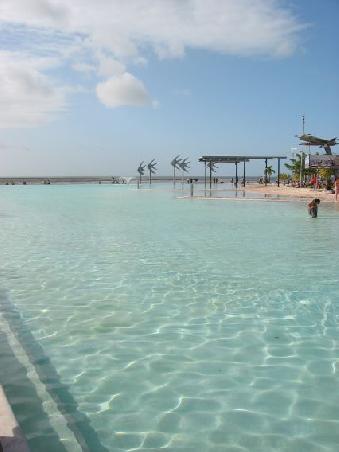 Die "Blue Lagoon" direkt am Meer laedt Jung und Alt zum Planschen ein
le "Lagon bleu" juste devant la mer invite petit et grand a la baignade quelque soi la maree.
