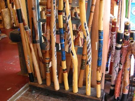 Hier oben gibts Didgeridoos in allen Varianten ...
En ensemble varie de Didgeridoo...