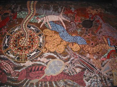 Wunderschoene wandfuellende Aborigines-Malerei ziert die Waende im Tjapukai
Une peinture aborigene dans le musee de Tjapukai