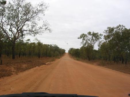 Die Strassen im Outback sind meist rot und die Landschaft karg. Rechtzeitig tanken sollte man, denn viel Zivilisation gibt es hier draussen nicht.
un exemple de route dans l'outback australien. Il faut surtout penser a faire le plein a temps car la civilisation est rare en outback