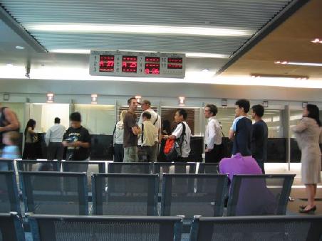 Auf dem Visaamt in Hongkonk, immer schoen der Reihe nach
En attente pour souscrire notre visa pour la Chine, a H.K.
