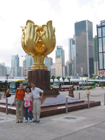Denkmal zur Zeremonie vom 1. Juli 1997
Fleur symbole de la ville de H.K. Sur cette place a eu lieu la ceremonie de retrour de H.K. a la Chine en juin 1997.