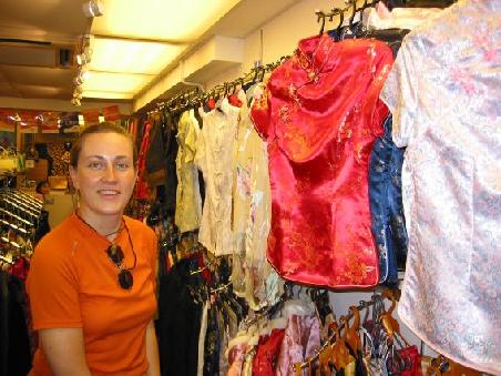 Auf dem Stanley-Markt kommt Sarah ins Grueblen was sie denn kaufen soll
Au marche de Stanley, l'un des rares endroits ou les europeens peuvent acheter des vetements a leur taille