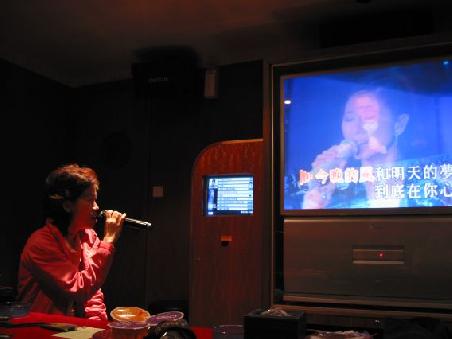 Private Karaoke in einem kleinen Raum mit 5 Personen, Edza faengt mit einem Song auf kantonesich an
Seance karaoke... dans une petite salle juste pour nous 5!