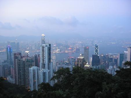 Blick ueber Hongkong vom Peak kurz nach Sonnenuntergang ...
Vue sur H.K. depuis le sommet du Peak peu de temps avant le coucher du soleil...
