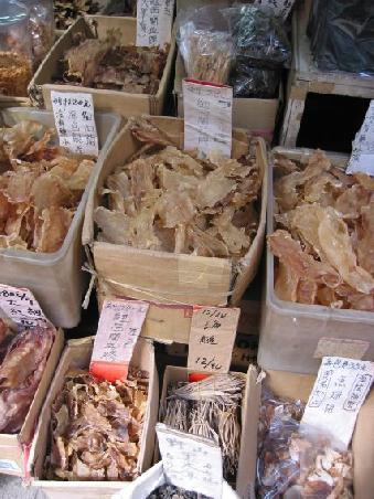 Auf einem Markt fuer getrocknete Meeresfruechte, es gibt scheinbar nichts was nicht angeboten wird, scheint uns.
Au marche des fruits de mer seches... on en prend plein les narines et les yeux...
