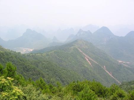 Noch ein Blick vom Berg Yao, die Berge vewrschwinden im Dunst
Une autre vue