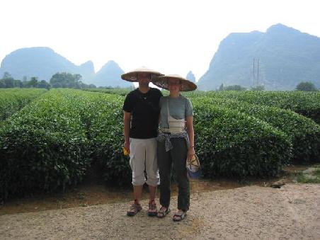Zwei Chinesen ohne Kontrabass sassen vor einer Teeplantage und erzaehlten sich was ...
Photo devant une plantation de the