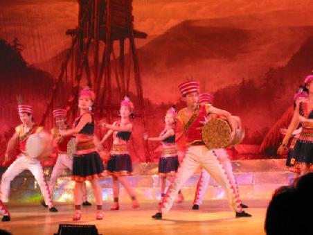 Auffueherung im Kulturzentrum der "Minoritaeten"
Representation au Centre Culturel des Minorites de Guilin