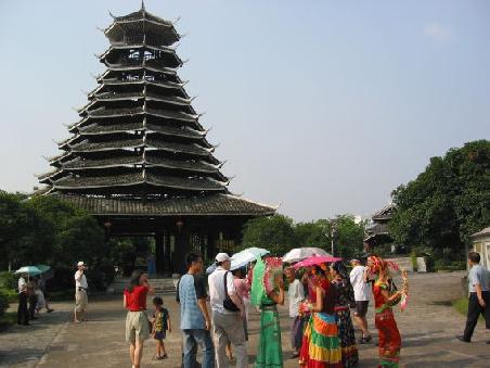 Eine der vielen Pagoden im Kulturzentrum
Une pagode a l'interieur du Centre Culturel, au 1er plan quelques chinoises en costume traditionnel