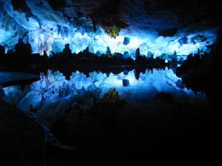 Der sogenannte Eispalast in der Ludi Yan-Hoehle spiegelt sich schon im Hoehlensee
Le Palais de Glace dans la Grotte des Flutes de Roseaux