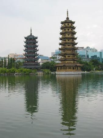 Die goldene und silberne Pagodo auf einem der Seen in Guilin
Deux pagodes, l'une d'or, l'autre d'argent, sur l'un des Lacs de Guilin