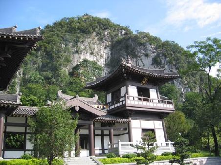 Ein Tempel im Qixing Gongyuan Park
Un temple dans le parc des 7 etoiles a Guilin