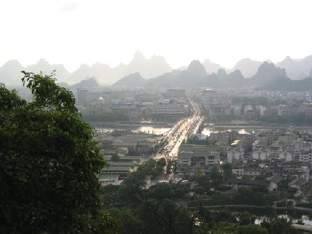 Noch ein schoener Blick von einem der Berge im Qixing Gongyuan Park
Vue sur Guilin depuis l'un des sommets du parc des 7 Etoiles