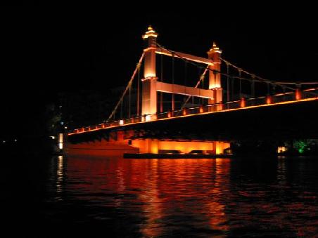 Eine der vielen Bruecken-Kopien in Guilin, wir sehen die Golden Gate Bridge
L'un des ponts-copie de Guilin, ici Golden Bridge de San Francisco