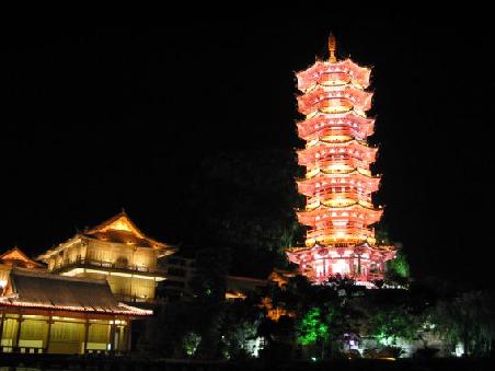 Eine weitere Pagode erstrahlt hinter einer Flussmuendung
Une autre pagode